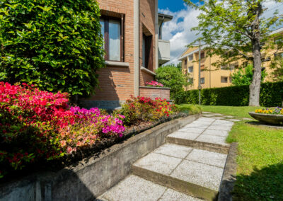 Villetta a schiera di testa in vendita a Lissone con giardino e torretta in mattoni a vista