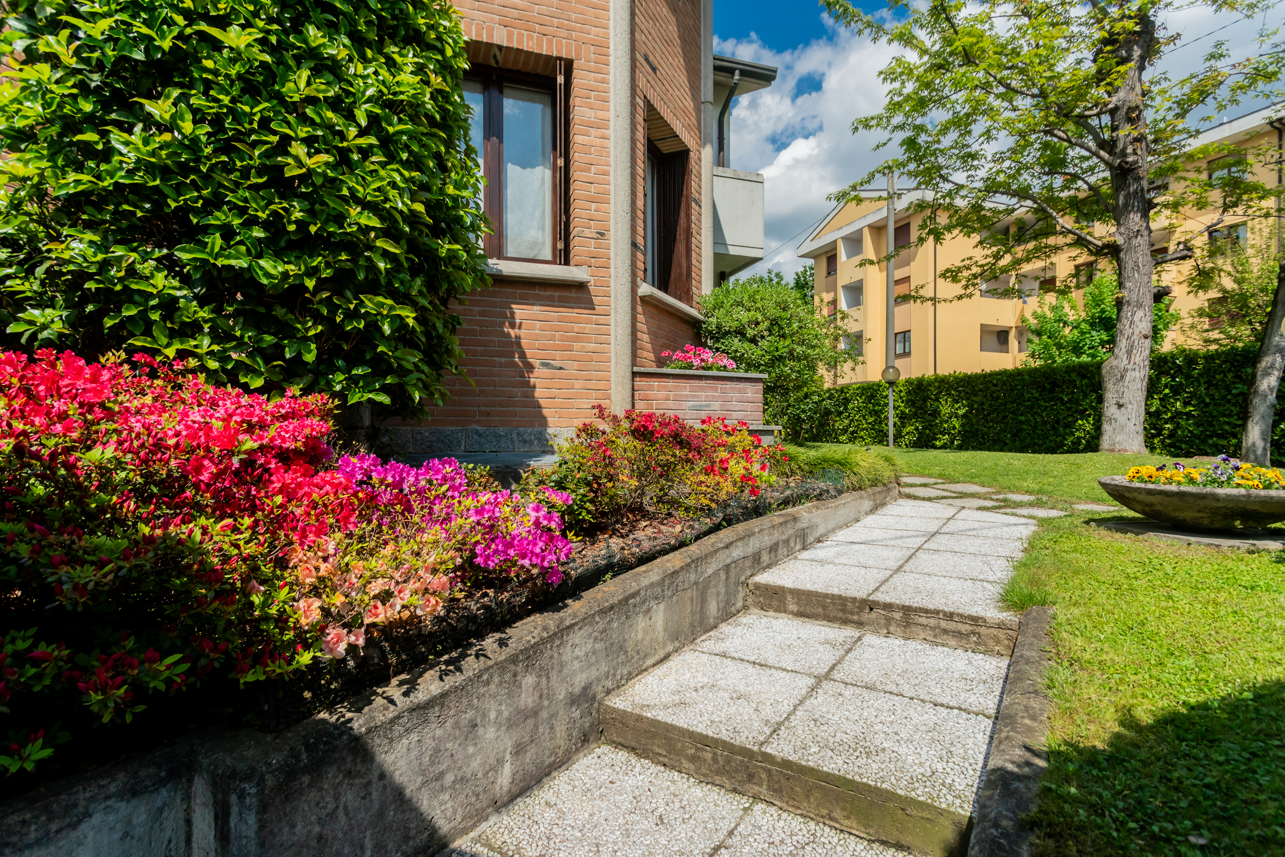 Villetta a schiera di testa in vendita a Lissone con giardino e torretta in mattoni a vista