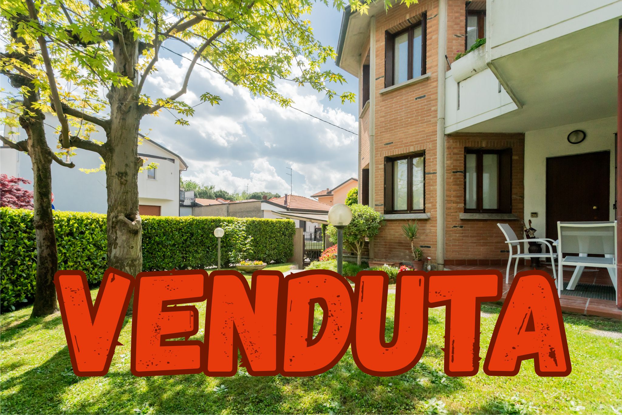 Villetta a schiera di testa in vendita a Lissone con giardino e torretta in mattoni a vista